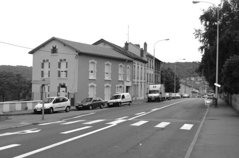 Avenue du Général de Gaulle (anciennement avenue de la gare) en 2009 (photographie noir et blanc : Jean-Luc Gouret)